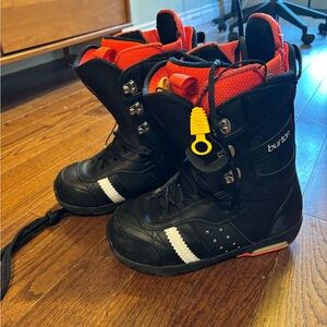 BURTON boots and binders for snowboard. Great conditions.